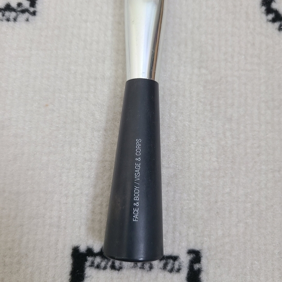 ⭐️40% Off⭐️ The Body Shop Brush Set - Picture 6 of 13